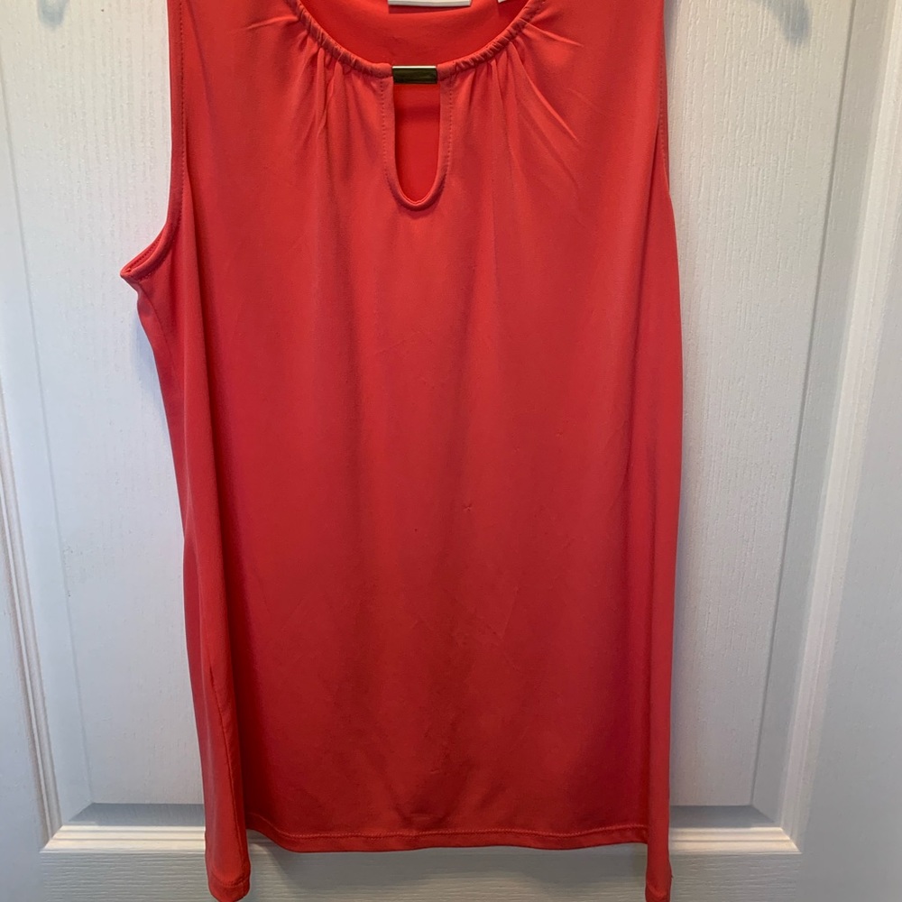 Coral tank with keyhole